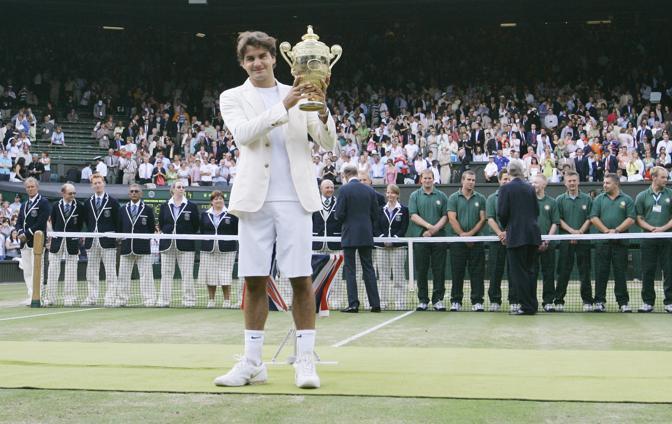 Short e giacca: cos Federer ha alzato la coppa di Wimbledon nel 2006. Ap 